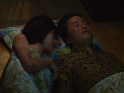 A teen girl in her father(父)'s bed 